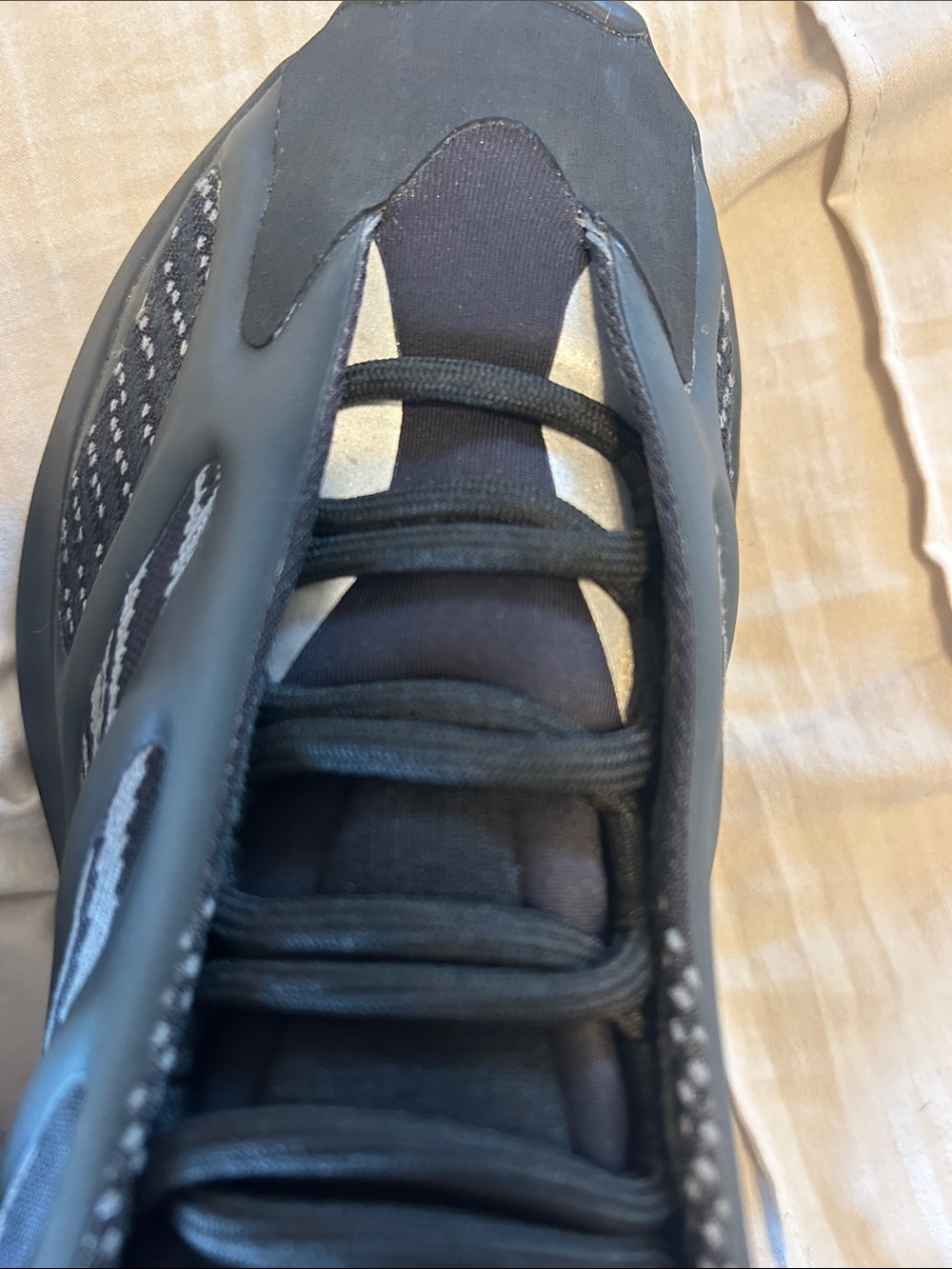 Yeezy 700 - Picture 3 of 4